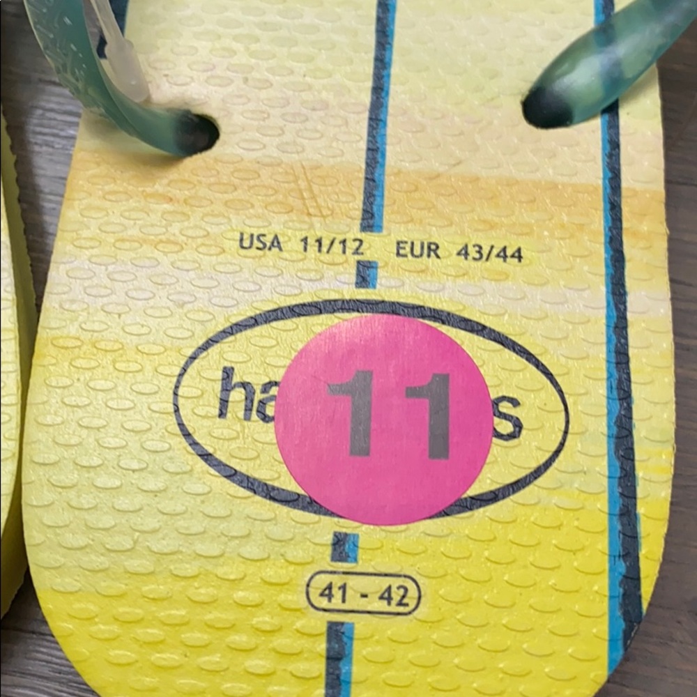 🎉HP🎉NWT! Havaianas yellow palm tree flip flops - Picture 5 of 7